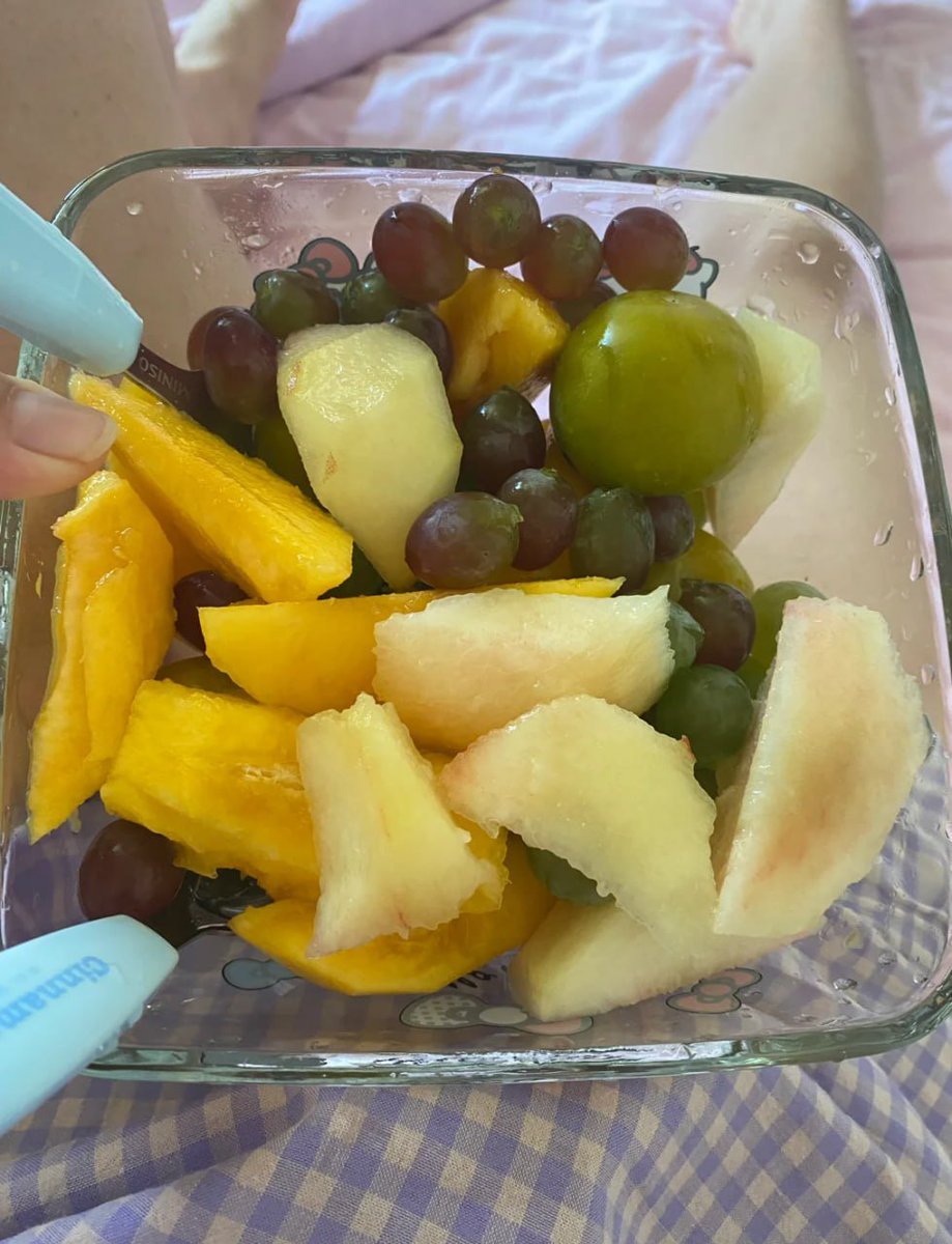 RubyLockhartt's tweet photo. Yellow peach, grape, honey plum are so delicious. It's so comfortable to eat fruit in bed🥰
#fruit #inbed https://t.co/L2jUhIFiWo