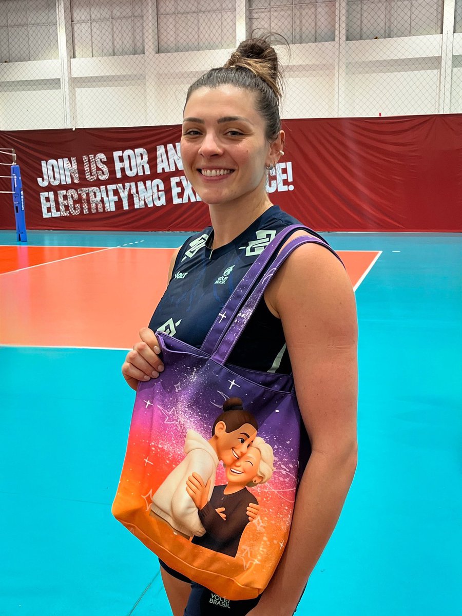 awwwwww rosa with her custom made rosaxnonna bag from a fan 🥹💕