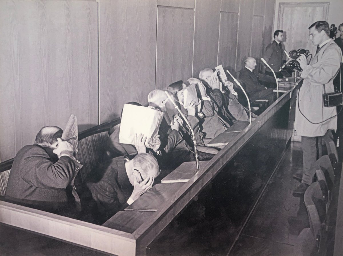 Yüzünü utanarak kapatıp tanınmamaya çalışan bu adamlar Nazi Almanya'sının yargıçları, savcıları...

Bu sahne bir gün yaşanacak.