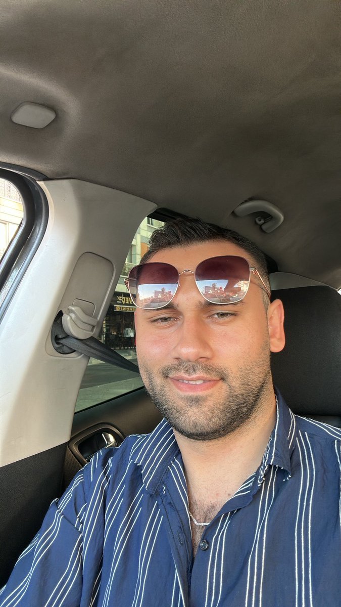 Bi' boş bakış, yarım gülüş
Ya gözlerin yaşardı mı?
İçimde hep susan acı
Yolun sonuna vardı mı?