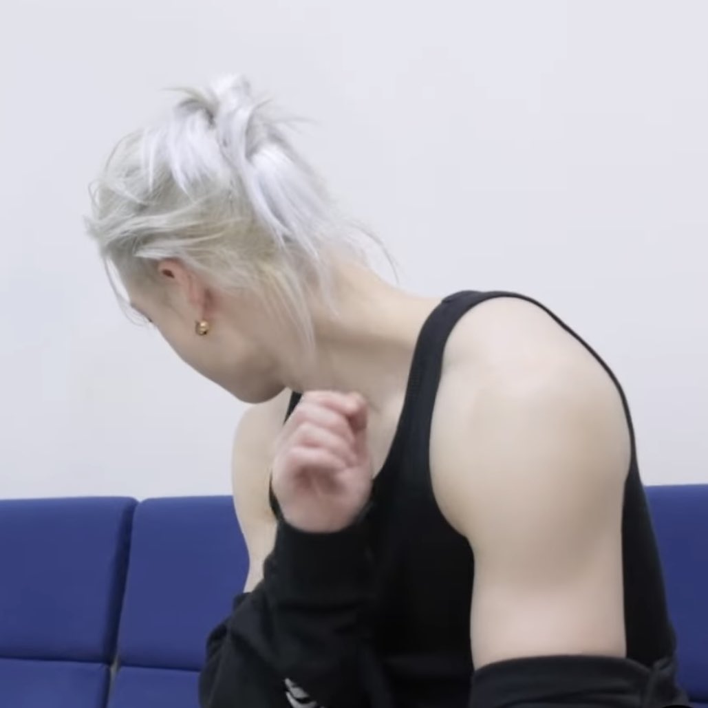 now that chan’s hair is long enough to be tied up can we get more pretty hairstyles on him plsplspls