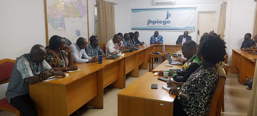 Jhpiego_Burkina's tweet image. Dr @Jzoungrana, nouveau Directeur pays, a eu une rencontre, ce matin, avec l’ensemble du staff de @Jhpiego #BurkinaFaso. Ce fut des échanges francs et motivants, placés sous le signe du renforcement de l’engagement pour l’atteinte des objectifs de @Jhpiego.