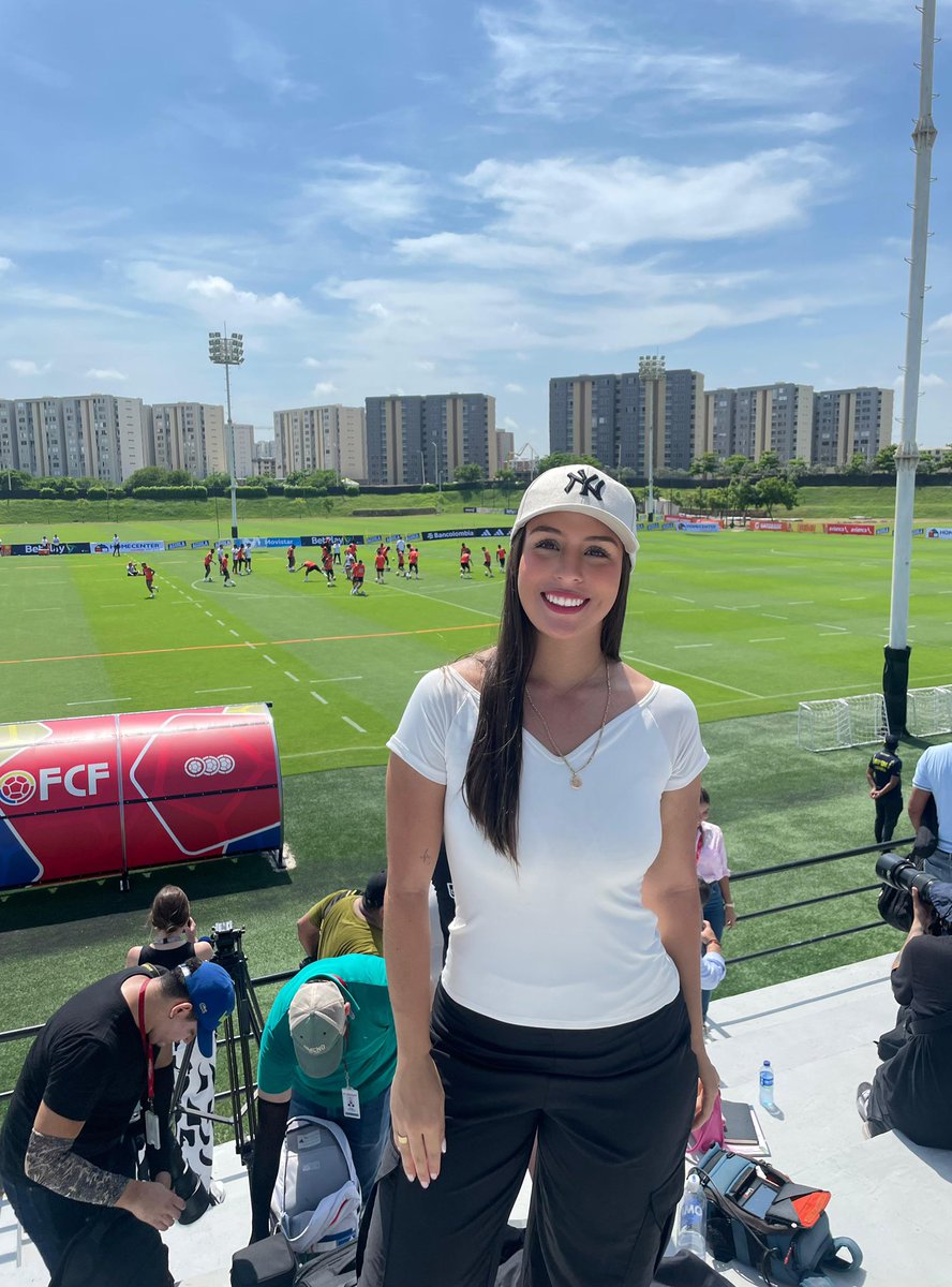pelotatendida's tweet photo. Estamos presentes en el último entrenamiento de la @FCFSeleccionCol previo al partido vs Bolivia. 
#VamosColombia 💛💙❤️

@danimarquez3 🎤 https://t.co/0F8g0IkRGE