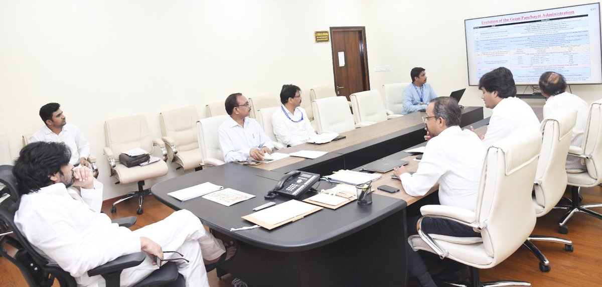 ఈ రోజు మధ్యాహ్నం వెలగపూడిలోని రాష్ట్ర సచివాలయంలో ఉప ముఖ్యమంత్రి కార్యాలయంలో  రాష్ట్ర పంచాయతీరాజ్ శాఖ ఉన్నతాధికారులతో సమీక్షా సమావేశం నిర్వహించిన ఉప ముఖ్యమంత్రి, రాష్ట్ర పంచాయతీరాజ్, గ్రామీణాభివృద్ధి, గ్రామీణ నీటి సరఫరా శాఖ మంత్రి <a href="/PawanKalyan/">Pawan Kalyan</a>. పంచాయతీరాజ్ శాఖలో తీసుకువస్తున్న