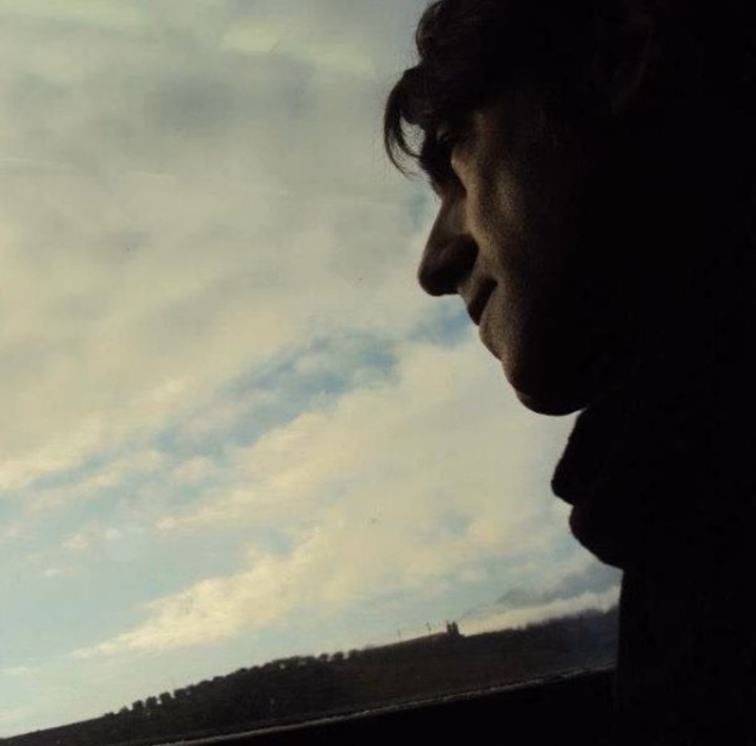 9 χρόνια που έγινες από Διάφανος ολόκληρο το Άπειρο 
9 χρόνια χωρίς τον Θάνο 
9 Χρόνια Κερνάμε τους Δαίμονες τους Μπλε Χειμώνες έγινε η απώλεια συνήθειά μας; 
Όχι! Βάλτε να πιούμε είμαστε τα διάφανα Κρίνα, σε εσένα που έγινες φως. #thanosanestopoulos