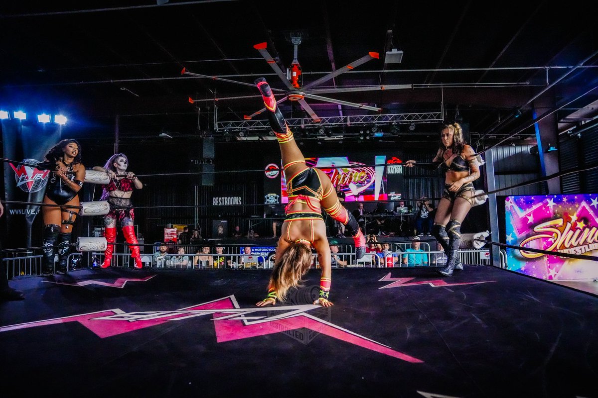 rachelley98's tweet image. happy handstand hump day 🤸🏼‍♀️✨ #prowrestling