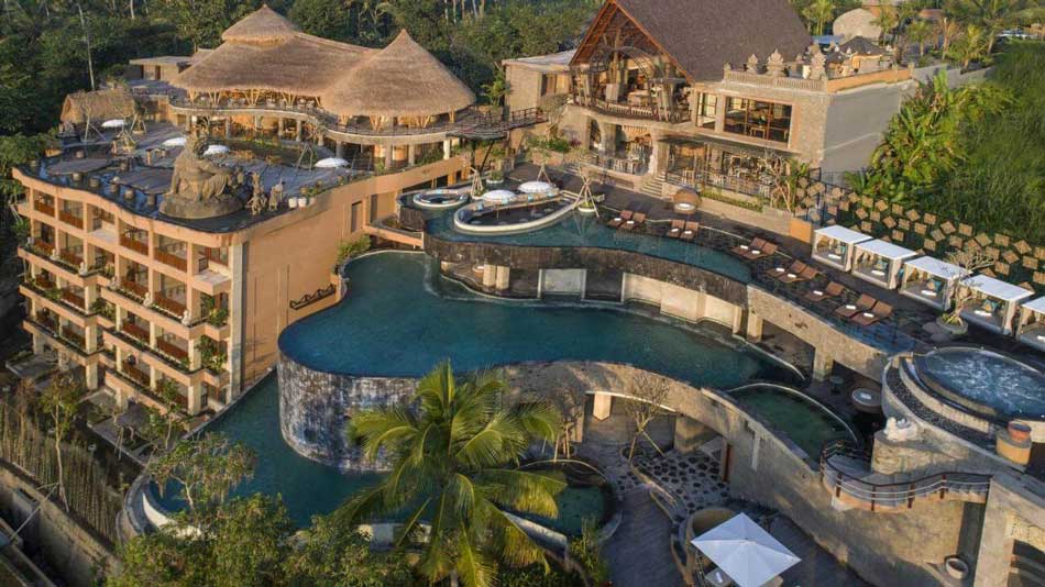 Estas son imágenes de famosos resorts de lujo en Bali, habituales en las agencias turísticas. Lo que es menos conocido es que muchos de ellos se construyeron -por iniciativa de EEUU-  justo tras la masacre de aproximadamente un millón de comunistas en la Indonesia de 1965-66.