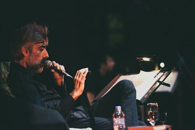 9 χρόνια στέκεται η κιθάρα, τα δύο κοχύλια στο τραπέζι, το τελευταίο σκίτσο και οι Μέρες Αργίας ο φλεβοκμβος στη ζωή μας...