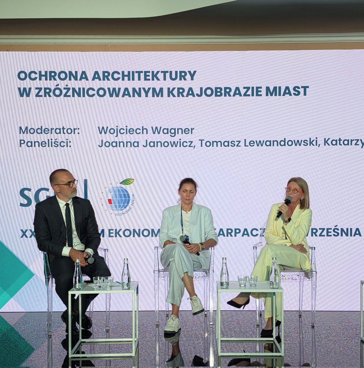 W Strefie @SGH_Warsaw podczas XXXIV @Forum_Ekonomiczne w Karpaczu rozmawialiśmy o „Ochronie architektury w zróżnicowanym krajobrazie miast”.

Polskie miasta to mozaika stylów – od średniowiecznych układów urbanistycznych po modernistyczne osiedla. To ogromne bogactwo, ale też