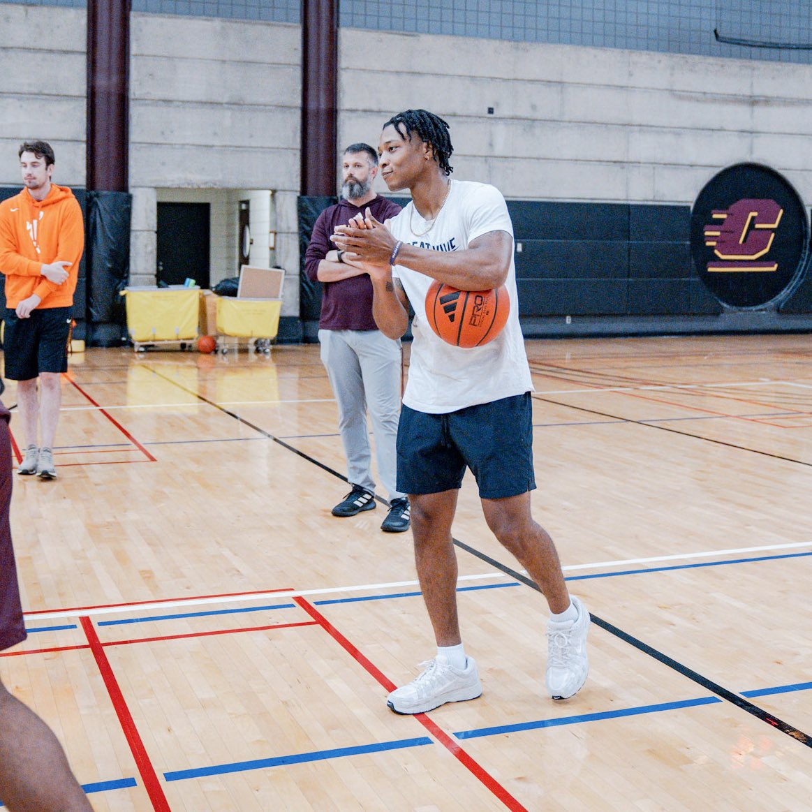 Tree2Round's tweet image. Had the opportunity to drop in on a @CMUMensBBall practice! I miss playing for CMU in front of the community with my guys! Special thanks to @CoachBronks for allowing me to say some words to the guys! Best of luck to the team this year! 🔥🆙