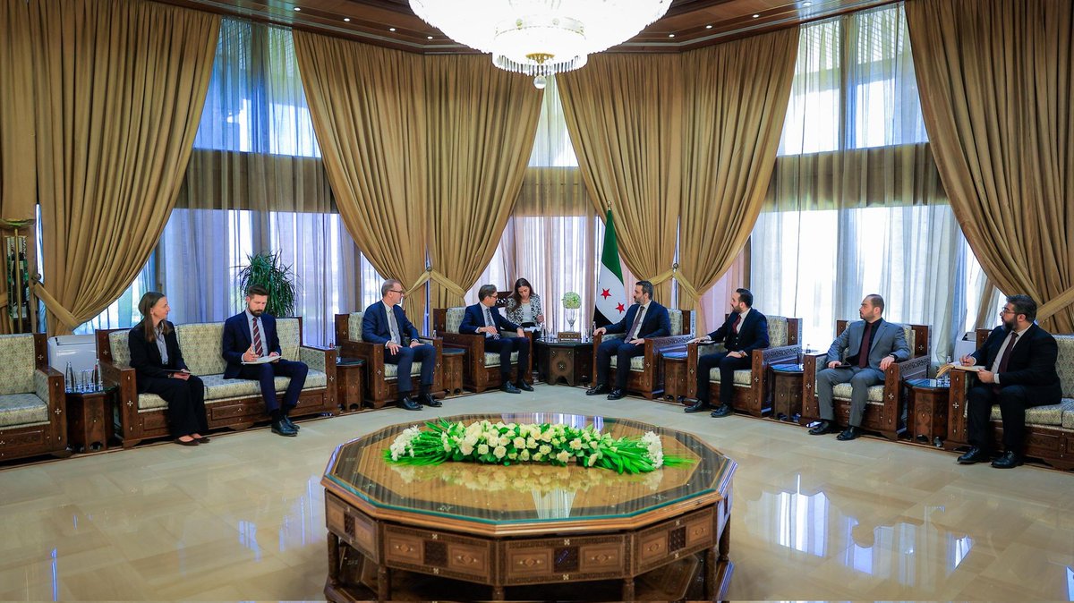 استقبل وزير الخارجية والمغتربين السيد أسعد حسن الشيباني مدير شؤون الشرق الأوسط والشرق الأدنى وشمال أفريقيا في وزارة الخارجية الألمانية السيد توبياس تونكل.
وبحث الجانبان سبل تعزيز العلاقات الثنائية بين البلدين في مختلف المجالات، إضافة إلى عدد من القضايا الإقليمية ذات الاهتمام