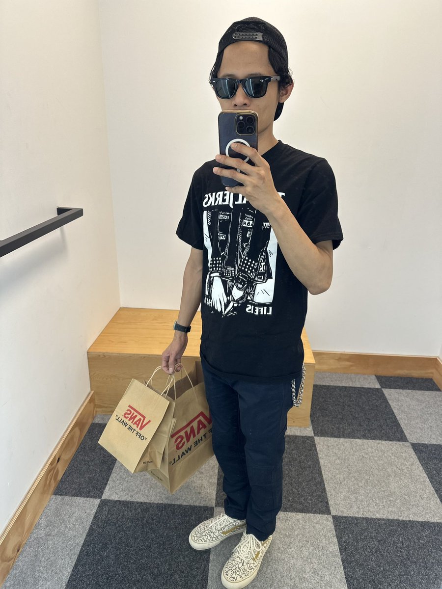 Tetep vans forever di antara sepatu redflag