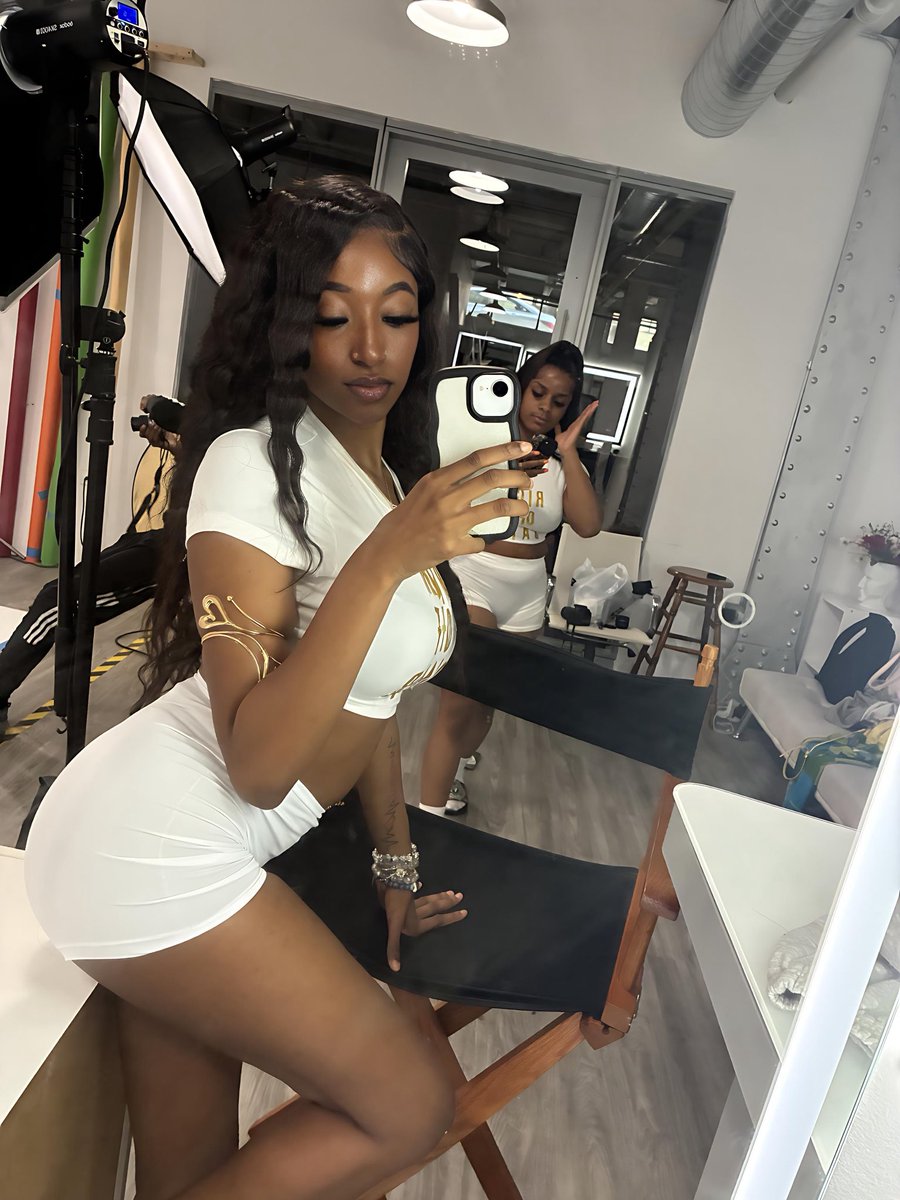 itsheave's tweet photo. top tier dream girl, a nigga can’t have me🫧 https://t.co/cLuZ6cBnVo