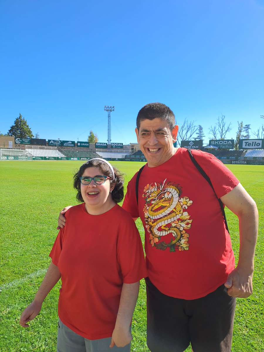 💚⚽ ¡El fútbol también se vive desde la inclusión!
Hoy hemos recibido los abonos para la Grada Social del <a href="/CD_Toledo/">C.D. Toledo 🦅💚⚪️</a> 
Así, las personas con parálisis cerebral y sus familias podrán disfrutar de los partidos en un espacio pensado para tod@s.
¡Gracias!👏
#FútbolParaTodxs
