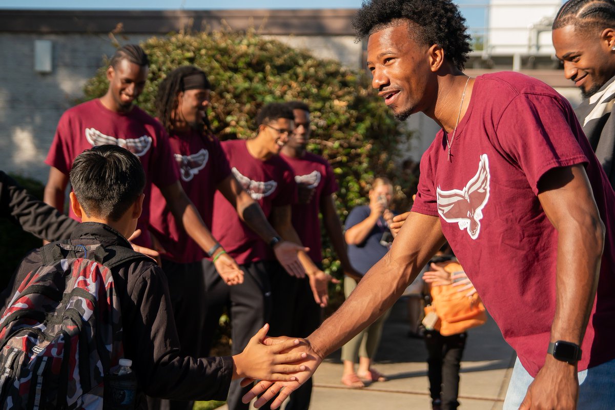 🚍📚ℍ𝔸𝕎𝕂𝕊 𝕀ℕ 𝕋ℍ𝔼 ℂ𝕆𝕄𝕄𝕌ℕ𝕀𝕋𝕐📚🚍

Student-athletes, coaches and staff spent Wednesday morning welcoming students back to school at nearby Greenwood Elementary and Somerset Intermediate School.

#HawkPride | #SoarAboveandBeyond | #HBCUMade