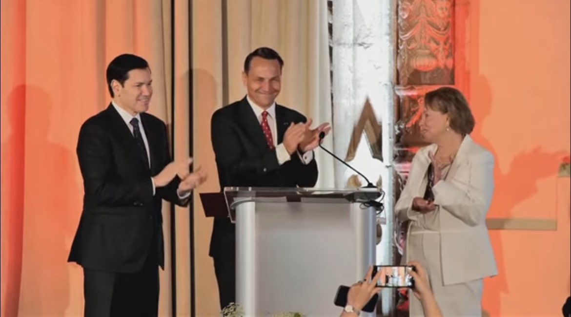 #Cuba The faith &amp; peaceful courage of Berta Soler and the Ladies in White—over 20 years fighting for the release of all Cuban political prisoners &amp; Cuba’s freedom—were honored with the Lech Wałęsa Solidarity Award.
FM Radosław Sikorski and US Sec. of State Marco Rubio stressed
