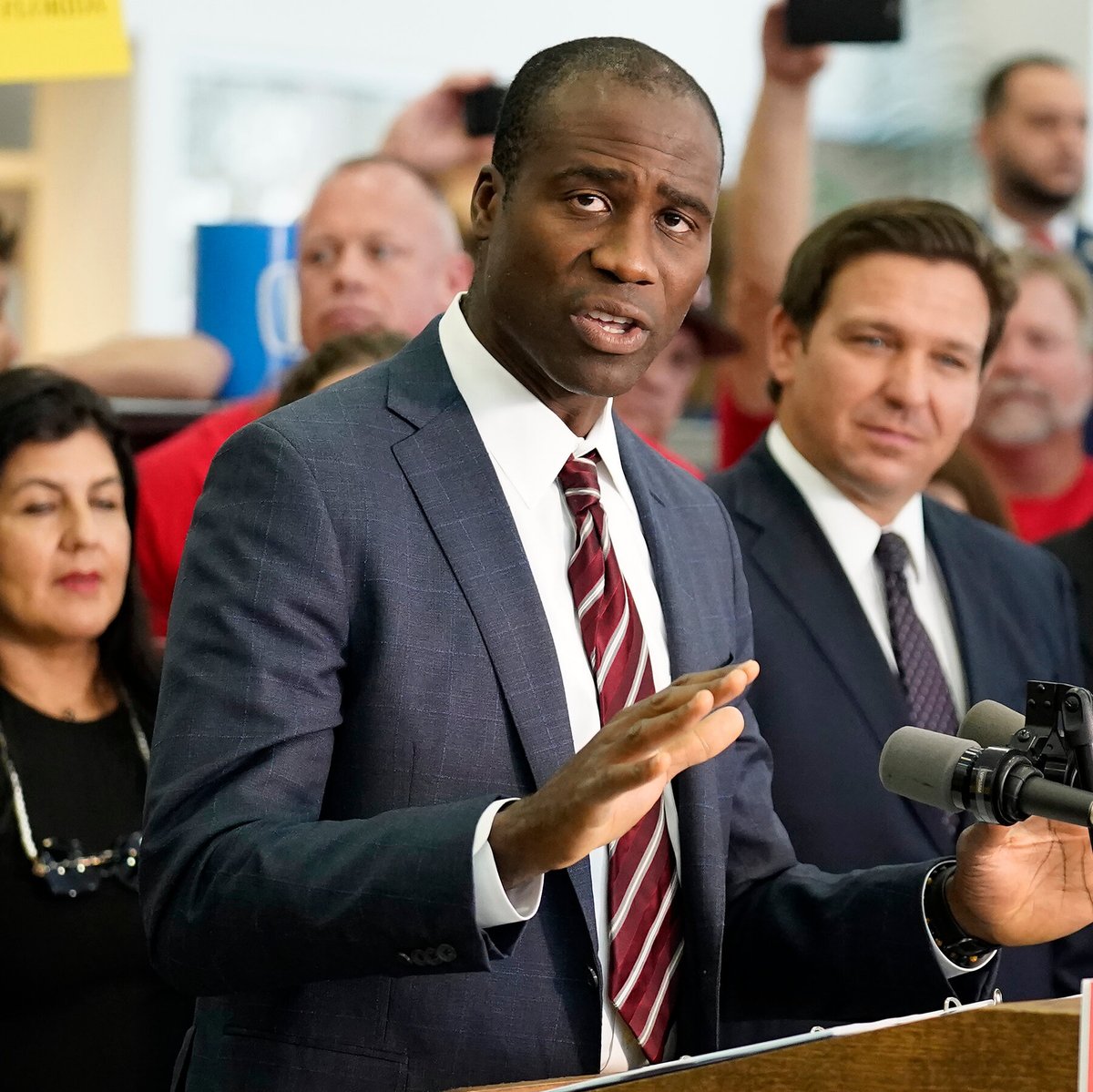 Este señor es Joseph Ladapo, nada menos que Cirujano General de Florida, responsable de Salud Pública. Quiere DEJAR DE VACUNAR A LOS NIÑOS contra el sarampión, las paperas, la varicela, la polio o la hepatitis: "nuestro cuerpo es un regalo de Dios y  el Estado no debe intervenir"