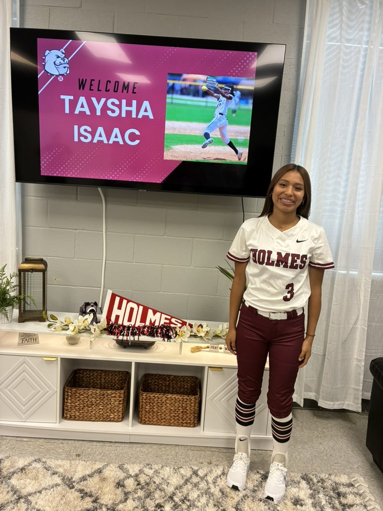 So honored to have my FIRST OFFICIAL offer from <a href="/hccsoftball/">Holmes Community College Softball</a>!! <a href="/coachmatthudson/">Coach Matt Hudson</a> <a href="/katiemitchel1/">Katie Jo</a> thank you so much!!
