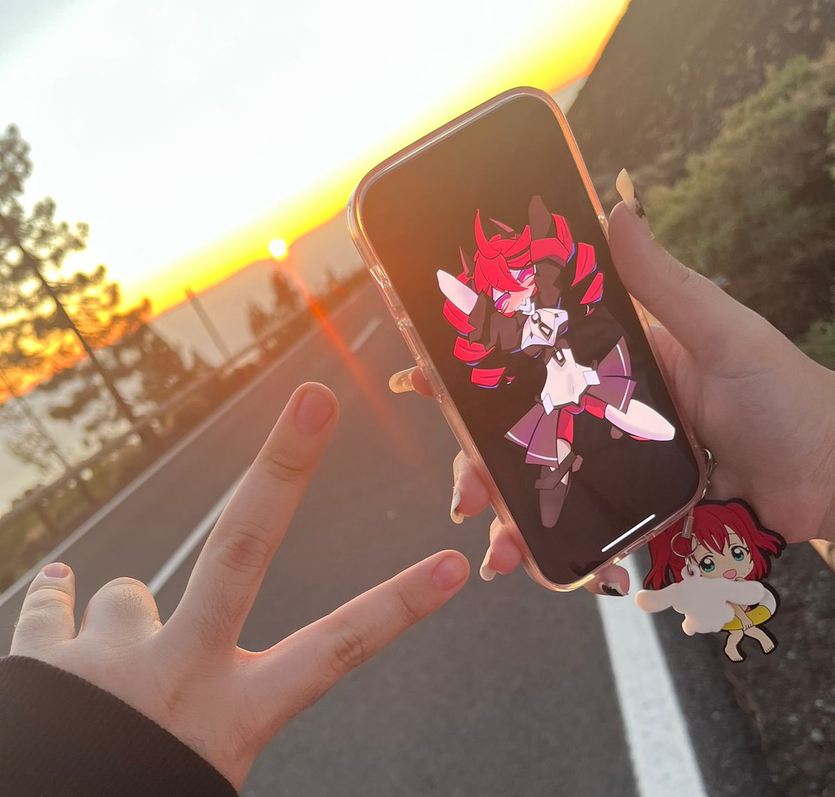 🏖️¡Ya volví de mis vacaciones!

Fue una semana muy bonita y aunque hayan pasado cosas inesperadas lo pasamos muy bien uwu 💗

🌅Les dejo una foto con el sumiso yuky baru (y wolf en las sombras owo)