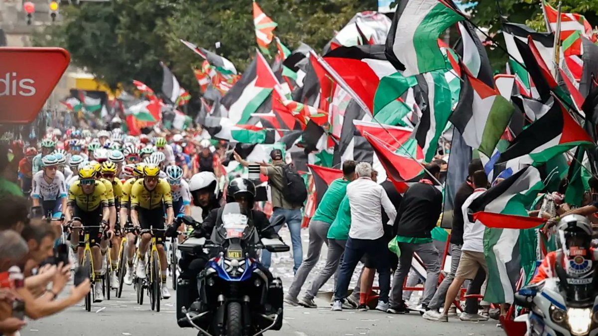 festivalesgt's tweet photo. El día de hoy se suspendió la llegada a la meta en la etapa 11 de la vuelta ciclista en España.
El pueblo vasco salió a las calles de Bilbao para manifestar su repudio al equipo de IsraHell y demostrar apoyo al pueblo de #Palestina
🇵🇸🚳✊
#StopGazaGenocide‌NOW https://t.co/4WODE4Hac1