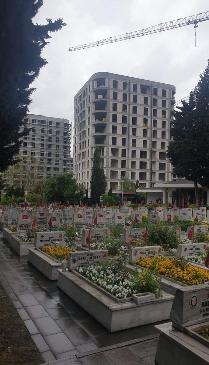 Edirnekapı şehitliğinin dibine havuzlu siteler dikiliyor saygısızlığın dibindeyiz
