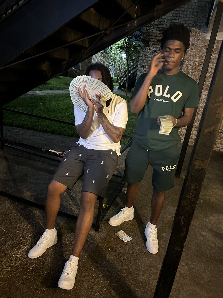 ibangKDA's tweet image. Smokin a dead n!g*a barely can breathe lil buddy cheese and weed tell Alicia keys da Keys Coming 😵