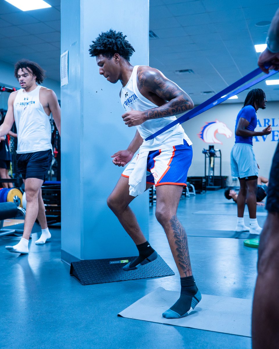 UTAMavsMBB's tweet photo. work is work 💪

#BuckEm 🐎 | #EmptyTheTank 🪫 https://t.co/BjCYyVX73j