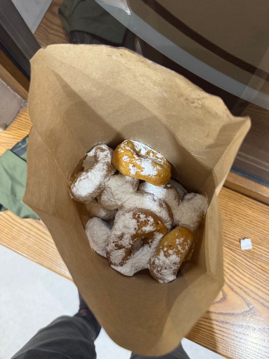 QuietInnerLife's tweet image. The oldest donut shop in Moscow is next to the Ostankino tower!