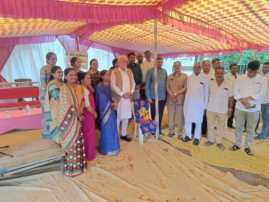 vadecha_rita's tweet photo. રાજકોટ જિલ્લાના મહિકા ગામની પ્રાથમિક શાળાના નવા બિલ્ડિંગનું આનંદભેર ખાતમુહૂર્ત કરી, ઉપસ્થિત ગ્રામજનોને શિક્ષણ ક્ષેત્રના નવી સોગાત બદલ અભિનંદન પાઠવ્યા. https://t.co/8KmFCjv0nS