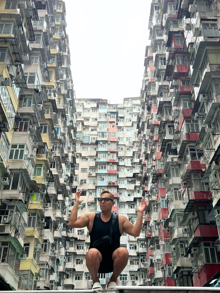 ommargomezanda's tweet photo. No es México y EU, tampoco Moscú es Hong Kong 🇭🇰. (Monster Building, King’s Rd) https://t.co/LBoW413pUw