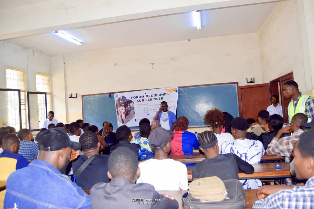 A l'université de Kinshasa l'équipe des prestataires de santé et leaders communautaires #Makoki ya mwasi ont échangé sur la question des violences et l'accès aux soins des santés sexuelles  et reproductives de qualité avec les étudiants de cet alma-mater.
<a href="/afiamama/">AFIA MAMA RDC</a>