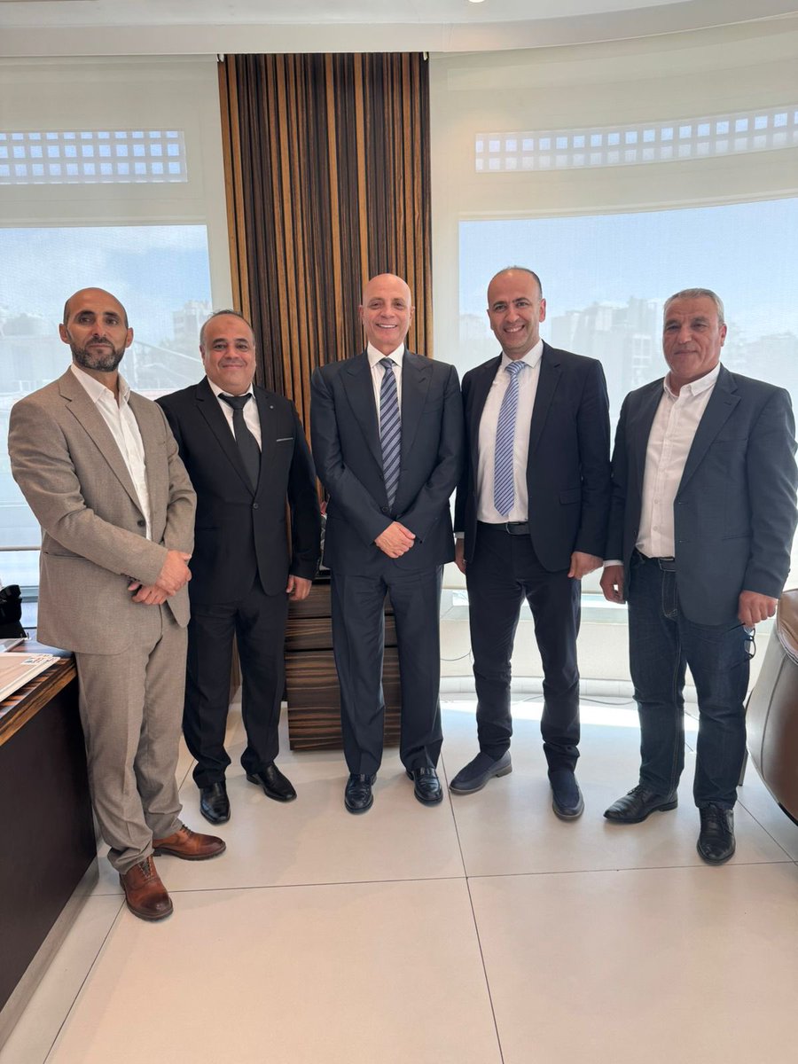 هاشمية يستقبل وفدًا من كفرتون ويبحث معه مشاريع إنمائية للمنطقة

استقبل رئيس جمعيتي بيروت للتنمية الاجتماعية و إمكان السيد أحمد هاشمية في مكتبه ببيروت اليوم  وفدًا من بلدية كفرتون ضمّ رئيس البلدية الدكتور خالد أبو حمد، الدكتور خالد الزين، الأستاذ حسن الأدرع، وممثل الاتحاد السيد