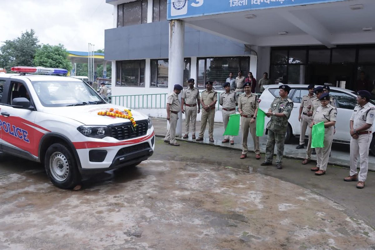 prochhindwara's tweet photo. पुलिस महानिरीक्षक जबलपुर जोन श्री वर्मा द्वारा डायल-112 के उपलब्ध 29 वाहनों को हरी झंडी दिखाकर थानों एवं चौकियों के लिए किया गया रवाना

#डायल_112 
#procwa
#छिन्दवाड़ा 
#JansamparkMP 

Read More : https://t.co/T7RIX7eKVN https://t.co/gYGXm4TbP3