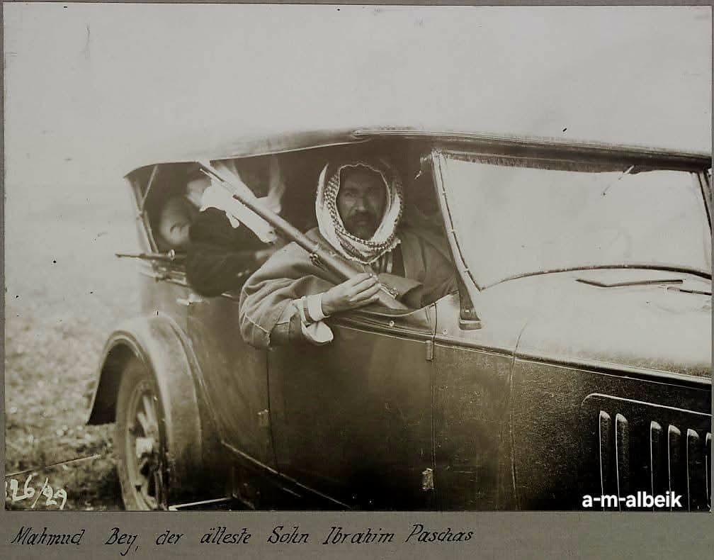Gutilerx's tweet photo. Alman baronu Max von Oppenheim’in arşivinden 1929 yılında Ras el-Ayn kenti yakınlarında Tel Half’te Kürt Millan aşiretine ait fotoğraflar.

1- İbrahim Paşa el-Milli’nin oğlu Mahmud Bey (Mamû Bey) özel arabasında.
++++ https://t.co/usa4tgTRMK