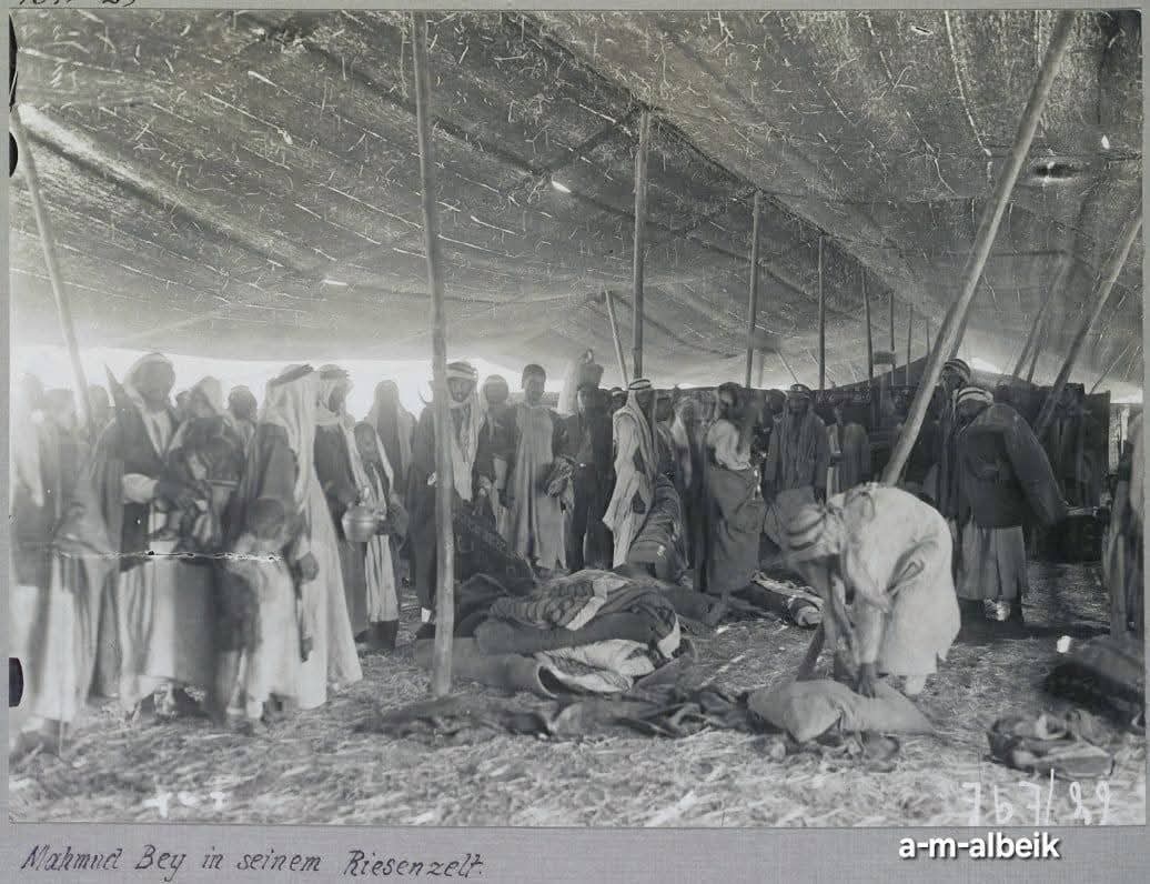 Gutilerx's tweet photo. Alman baronu Max von Oppenheim’in arşivinden 1929 yılında Ras el-Ayn kenti yakınlarında Tel Half’te Kürt Millan aşiretine ait fotoğraflar.

1- İbrahim Paşa el-Milli’nin oğlu Mahmud Bey (Mamû Bey) özel arabasında.
++++ https://t.co/usa4tgTRMK
