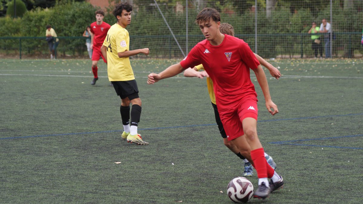 AyuntamientoVLL's tweet photo. ⚽️ XLIX Trofeo Memorial ‘Felicísimo de la Fuente’ de fútbol juvenil.

La concejala de Participación Ciudadana y Deportes, Mayte Martínez, acompaña a la @UDSurVa en esta cita deportiva, incluida en el programa de las #FiestasVLL2025.

El @AyuntamientoVLL en apoyo al deporte base. https://t.co/BIAk655OXu