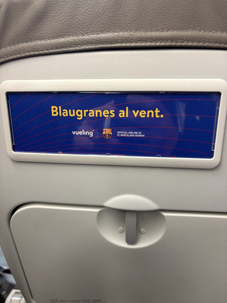 Agafar un avió a Suïssa.
Trobar-me que és l’avió del nostra Barça femení.
Quins records i quins anys més intensos i potents vam viure al club!
❤️💙