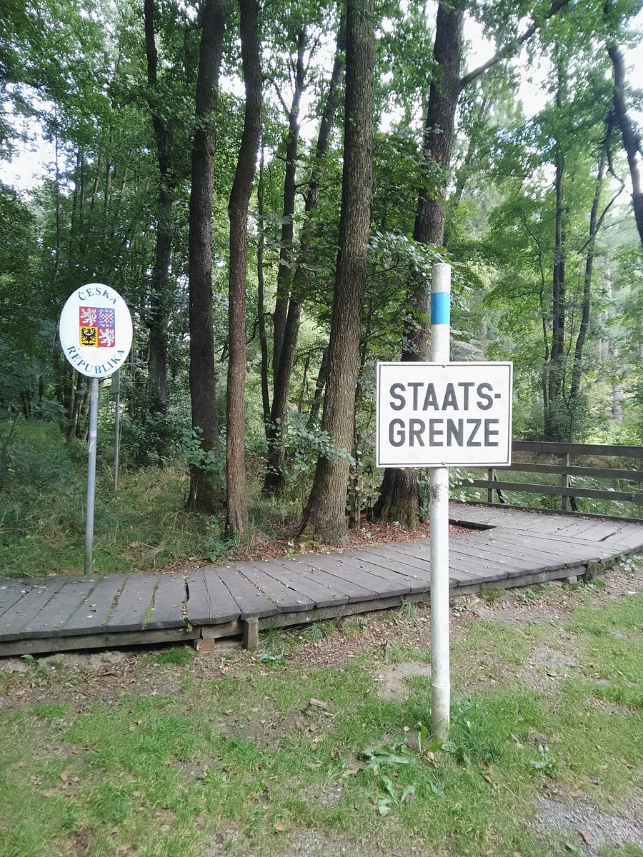 Heute am Dreiländereck.

Der Freistaat Bayern, der Freistaat Sachsen und die Tschechische Republik treffen sich hier an diesem Punkt.

Auf tschechischer Seite steht ein Schrank mit Getränken. Verkauf auf Vertrauensbasis ...