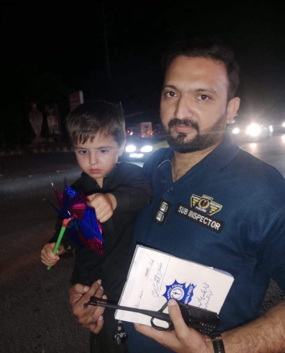 ia_rajpoot's tweet image. 👶 یہ بچہ کس کا ہے؟
ٹریفک سٹاف مہرآباد کو ایک گمشدہ بچہ ملا ہے۔ والدین یا سرپرست سے گزارش ہے کہ فوری طور پر ٹریفک آفس مہرآباد سے رابطہ کریں تاکہ بچے کو حوالہ کیا جا سکے۔
#SafePunjab #trafficawareness