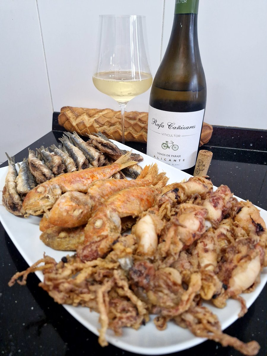 Pescaíto frito y sauvignon blanc alicantino