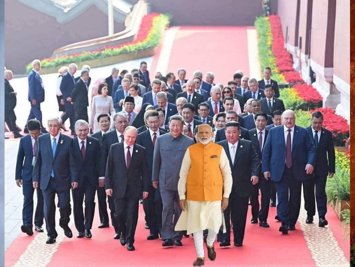 पहली तस्वीर _ राष्ट्र विरोधियों ने एडिट करके मोदी को बदनाम करने की कोशिश की।

दूसरी तस्वीर _ एकदम सच्ची है विद्या कसम