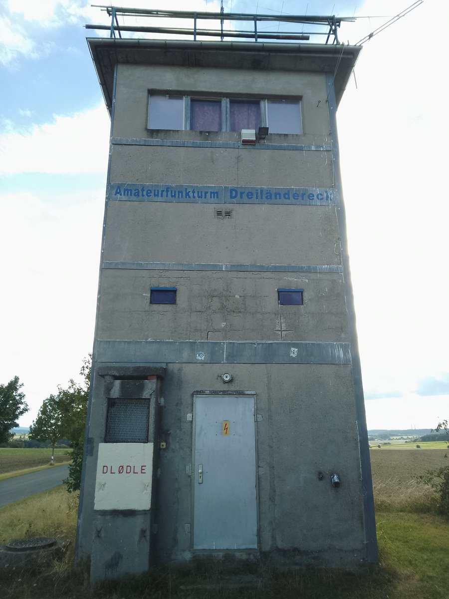 Nicht weit vom Dreiländereck entfernt steht noch ein Beobachtungsturm der ehemaligen DDR. Heute ein Sendeturm von Amateurfunkern ...