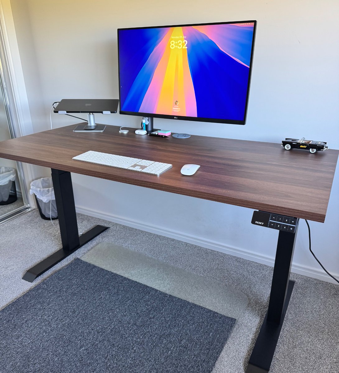 deskyau's tweet image. Our Jarrah Legno Desky Dual Melamine Sit Stand Desk adds a warm, woodgrain touch!

📷 Neat setup by Darren C

#desky #deskydesk #sitstanddesk