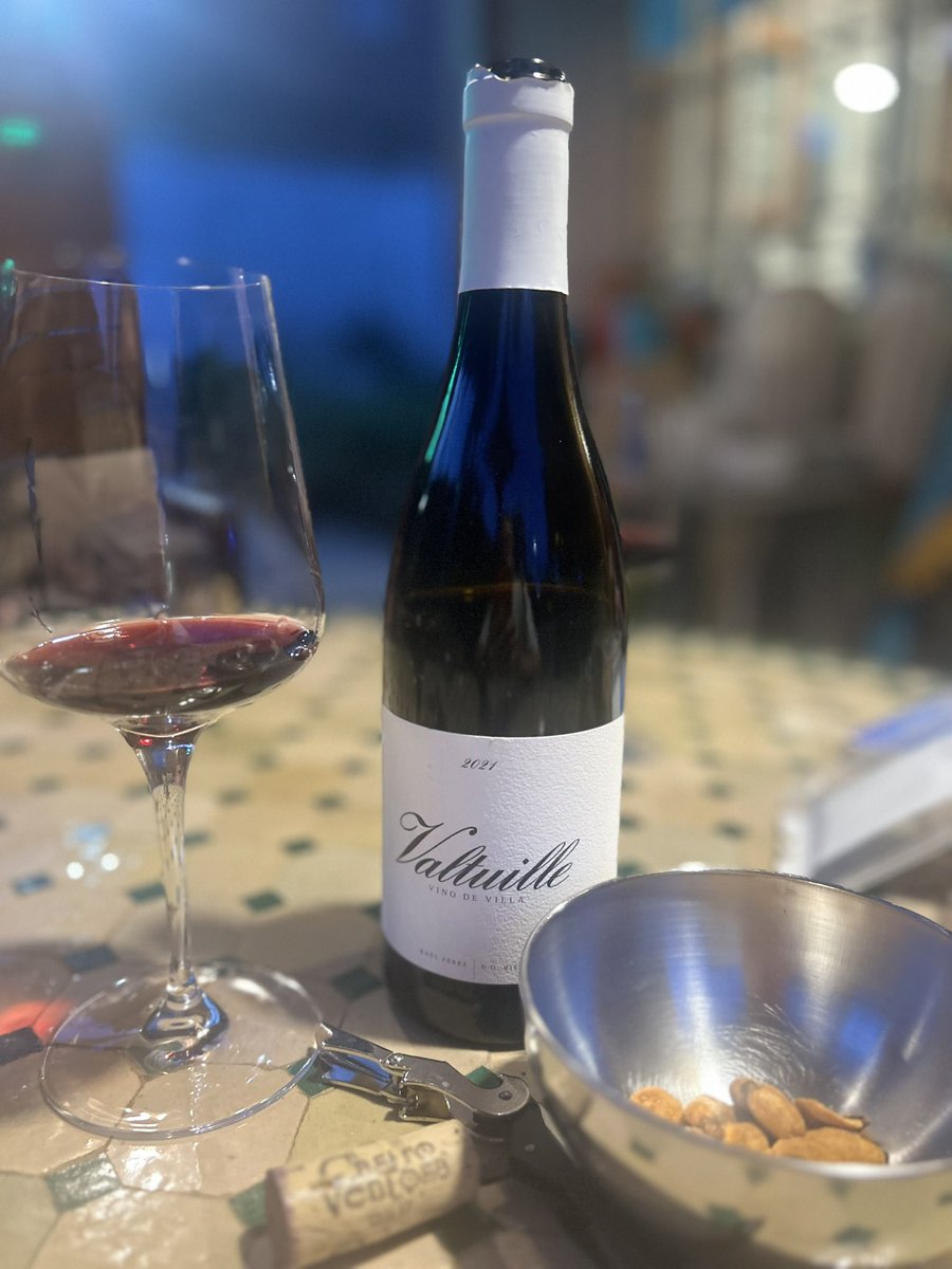 Despidiendo el día <a href="/MintPennyroyal/">MintRoyal 🇪🇺</a> !!!!! 😂😂😂😂 al menos esto ya me lo cobraron otra despedida más. Mencia de Raúl Pérez ❤️❤️❤️❤️