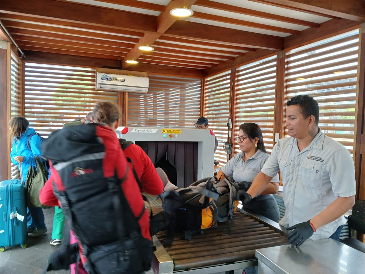 ABG_galapagos's tweet photo. #SantaCruz| Agentes de bioseguridad del área administrativa, se sumaron a la labor de inspección en el muelle "Gus Angermeyer".

Somos un equipo dinámico al servicio de la comunidad y con acciones diarias, minimizamos el riesgo de introducción de especies exógenas. https://t.co/yAdycEz5cM