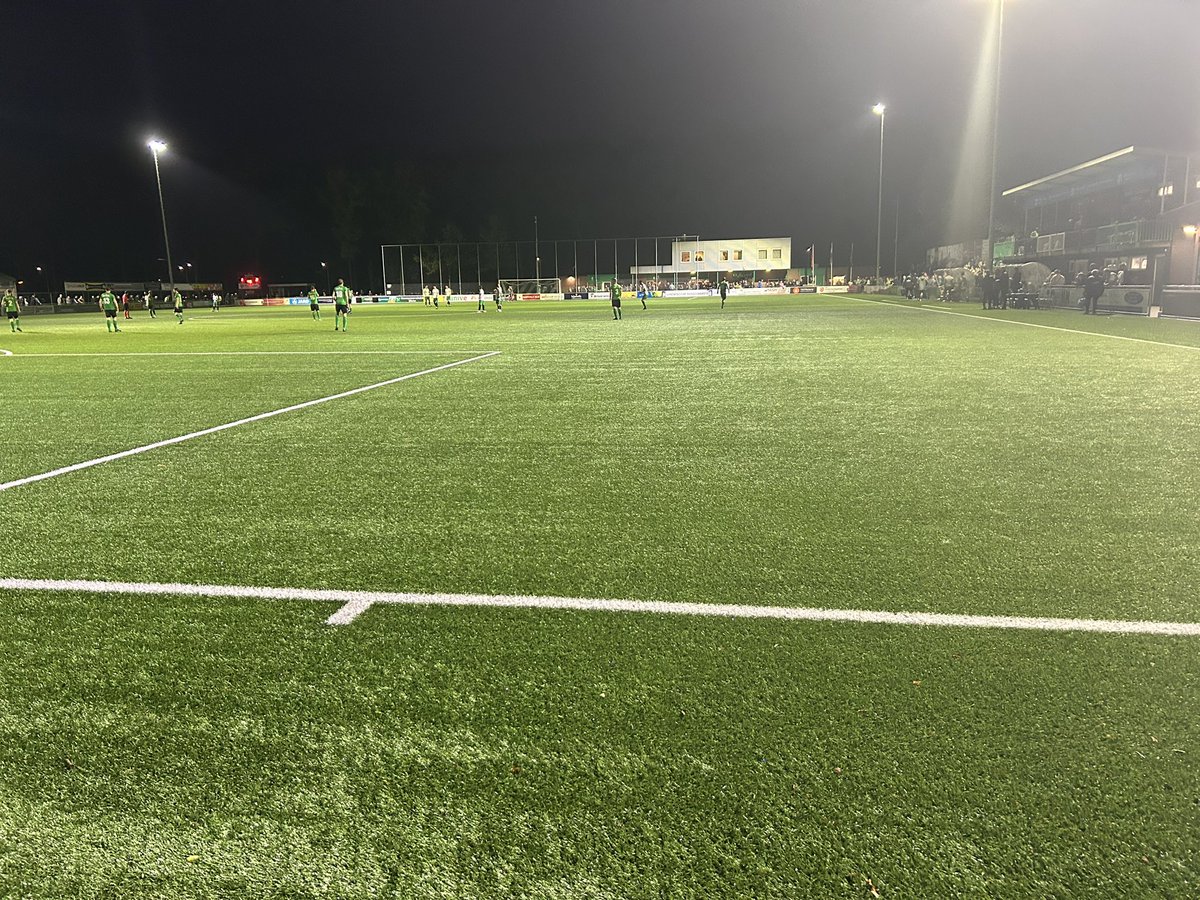 46. De tweede helft is in gang gefloten. Het is inmiddels gestopt met regenen. #heigro #eurojackpotknvbbeker