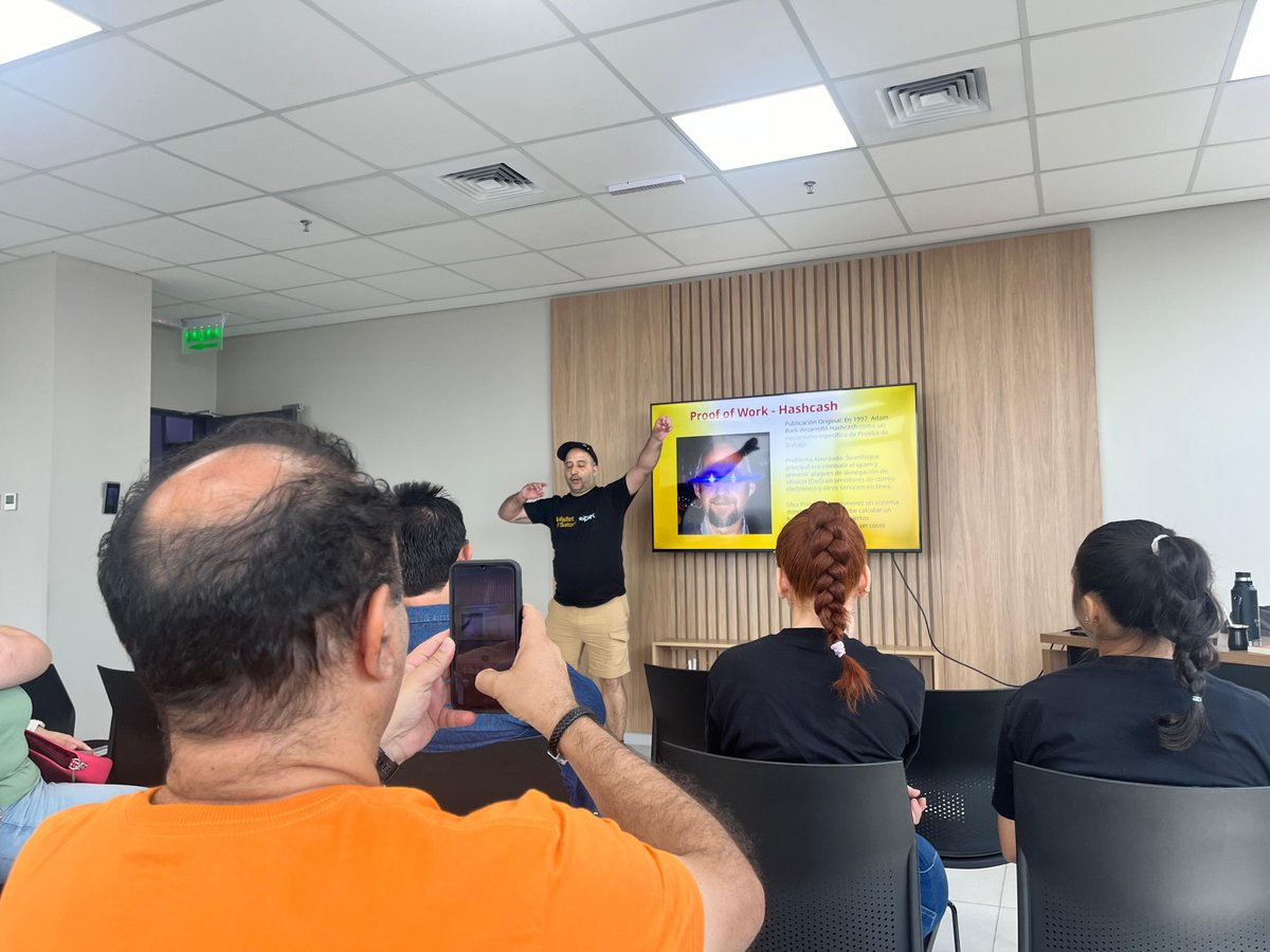 Taller de minería en las oficinas de <a href="/X4Tcom/">X4T</a> , Asunción 🇵🇾. Explicando el Proof of Work y el Hashcash de <a href="/adam3us/">Adam Back</a> . Turno mañana 🌞