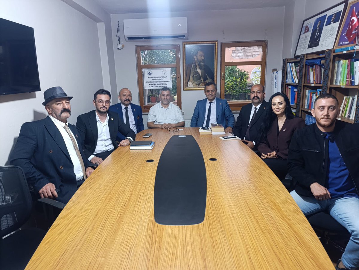 Genel Başkan Yardımcımız Gencehan Tunay, GİK Üyemiz Fatih Aygün, Dernek Başkanımız Muhammet Gül, Trabzon İl Başkanımız Hayri Suat Karadağ, Ortahisar İlçe Başkanımız Sinem Demirgöz ve Trabzon İl Yönetimimiz ile birlikte Afganistan Hazaraları Kültür ve Dayanışma Derneğini ziyaret