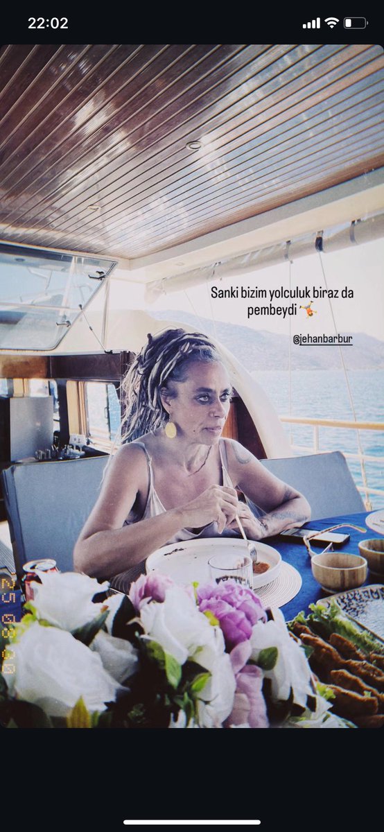 silatanilli's tweet image. Bugün Fırat Tanış’ın taciz ettiği isimlerden biri olan Jehan Barbur ne yapıyor diye bir bakayım dedim. Herhangi bir açıklaması, beyanı olmuş mudur diye. Gördüm ki Mine Söğüt ile pembe yolculuğa çıkmışlar.