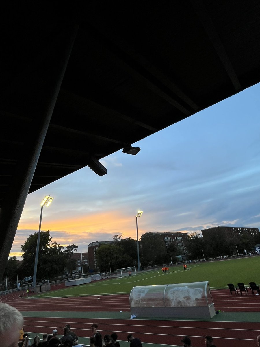 sonjacha1's tweet photo. I dag stod den på Pokalen.
FA2000 - Hvidovre IF.
kampen er stadig i gang, men jeg skal op kl.5.30 i morgen. Men spændende var den.
Og slut med Hvidovre fans på Frederiksberg stadion.. men den pyro.. banditter 🙄😂 #pokalen #oddsetpokalen #1divdk #3divdk #groundhopping https://t.co/sk5vzRyVFb